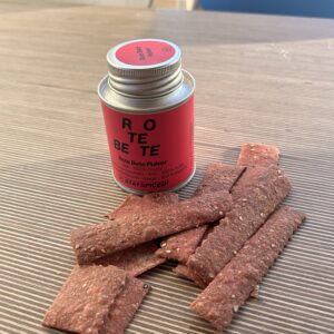 Crackers mit Randenpulver und Zitronenschale