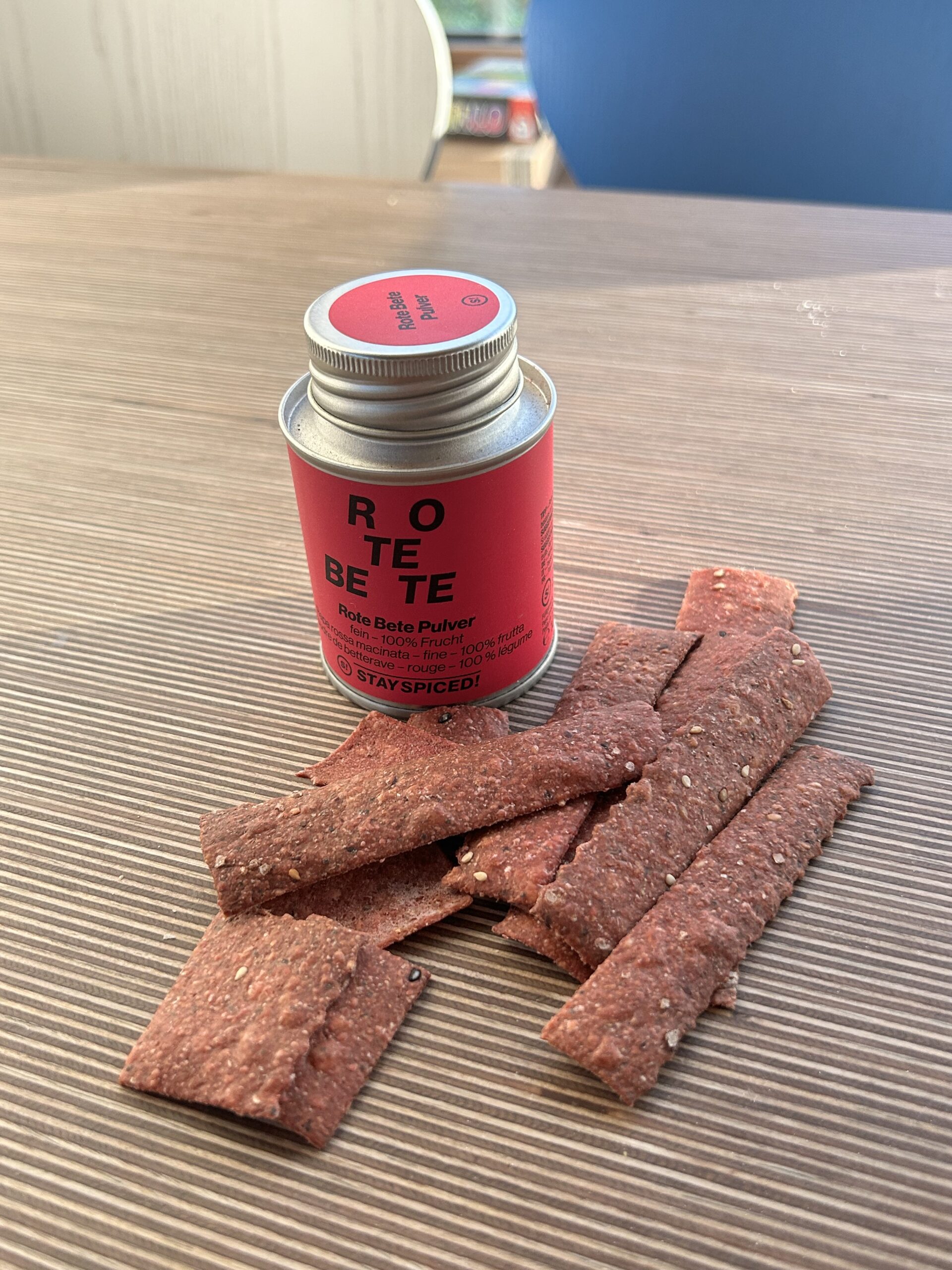 Crackers mit Randenpulver und Zitronenschale